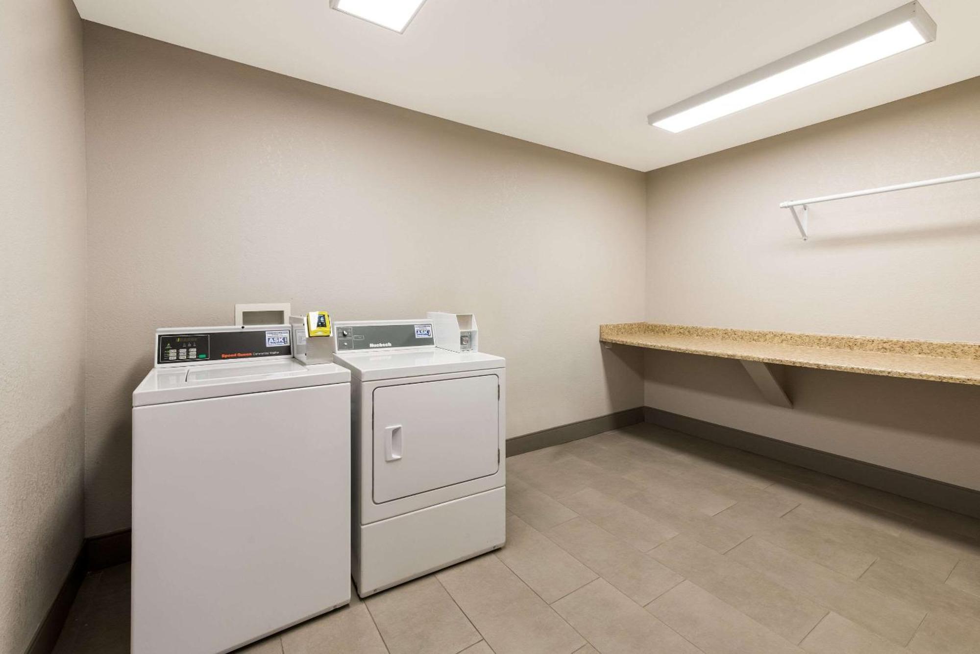 Country Inn & Suites By Radisson, Wichita East, Ks מראה חיצוני תמונה