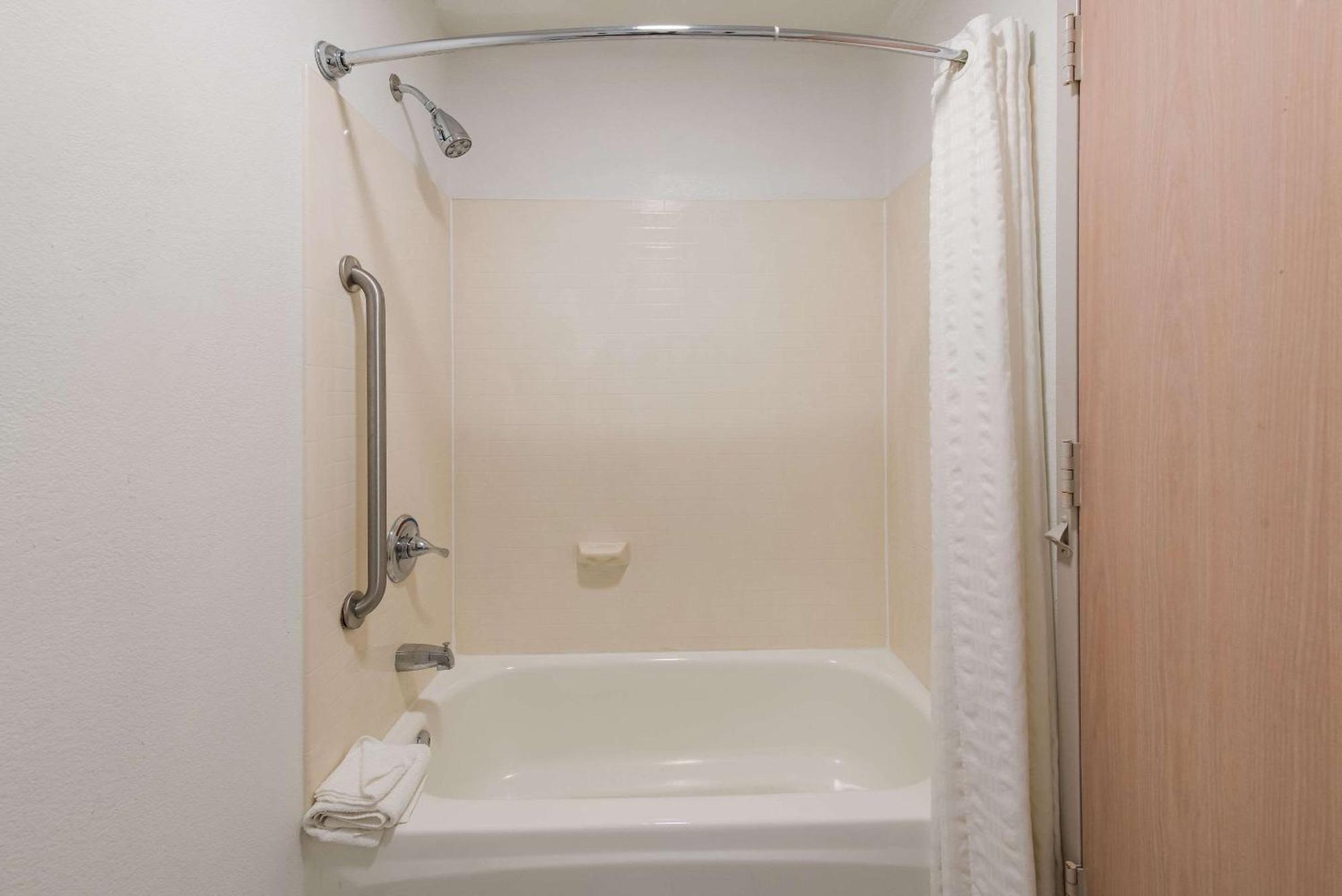 Country Inn & Suites By Radisson, Wichita East, Ks מראה חיצוני תמונה
