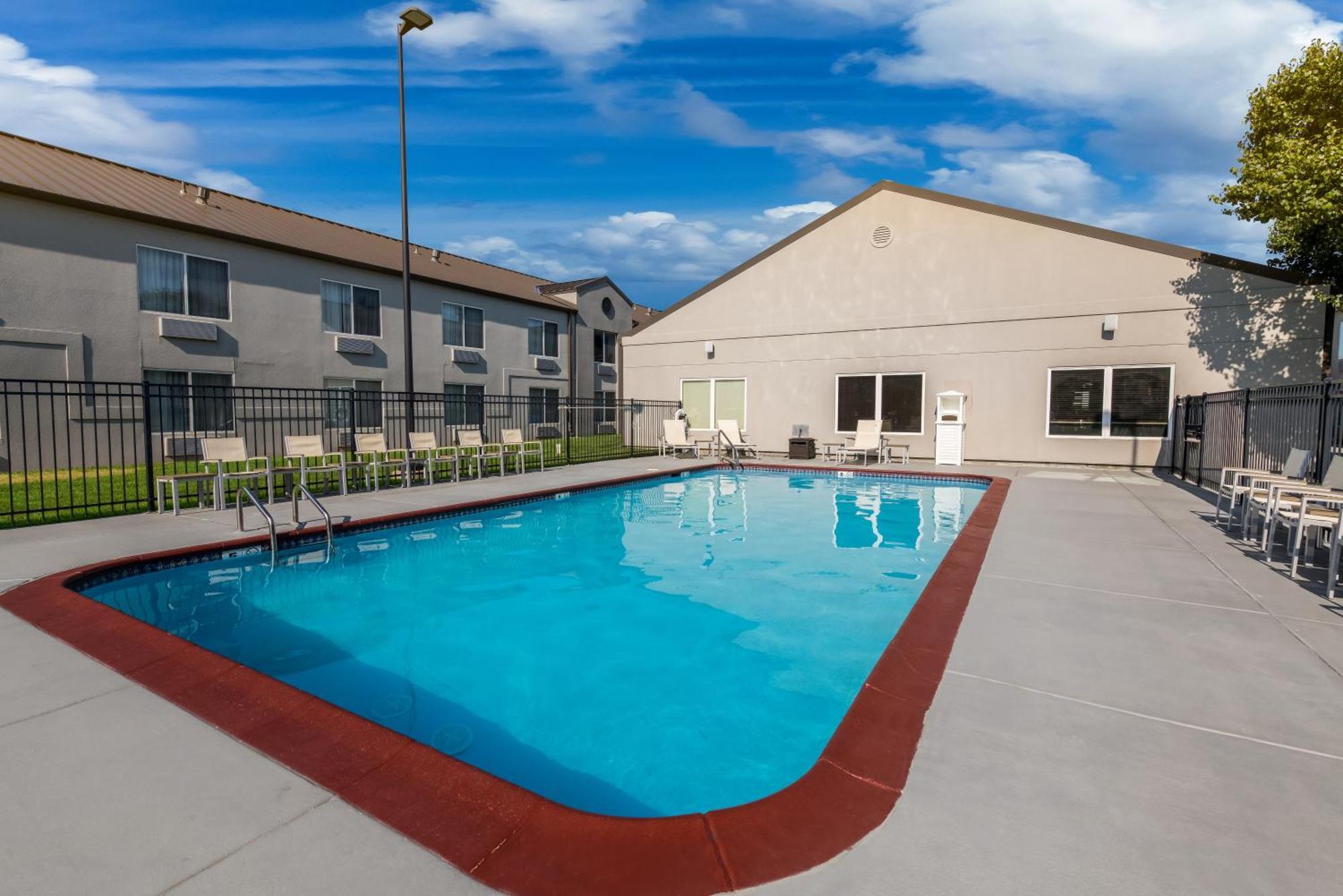 Country Inn & Suites By Radisson, Wichita East, Ks מראה חיצוני תמונה