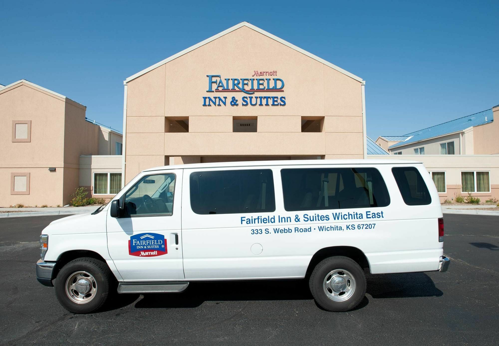 Country Inn & Suites By Radisson, Wichita East, Ks מראה חיצוני תמונה